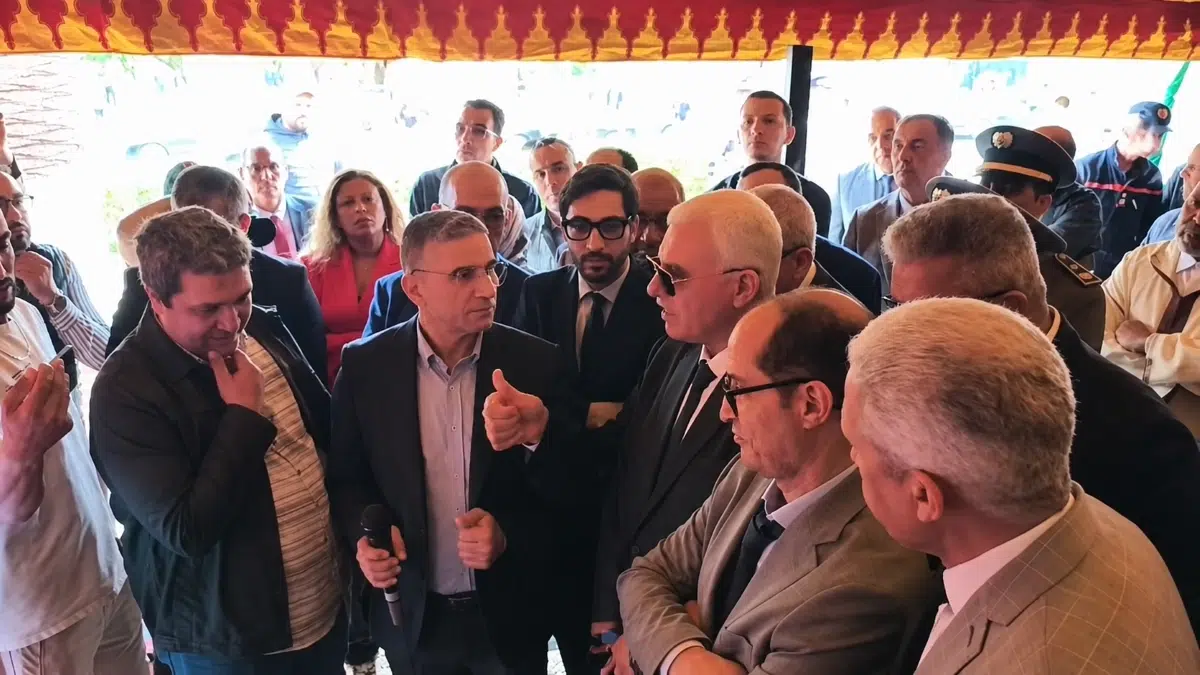 Mourad Rami, Directeur Général de Somayar, présente la billettique intelligente au Gouverneur de la province lors du lancement officiel des nouveaux bus de Benslimane