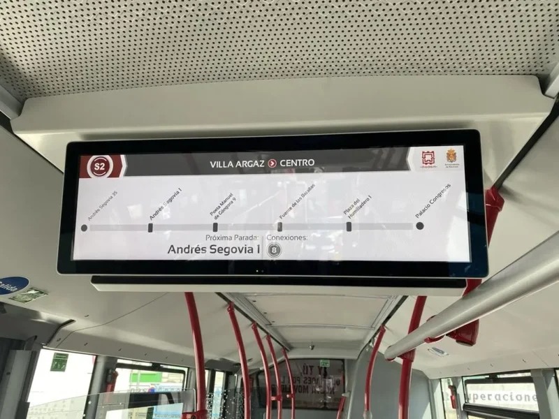 Écran TFT intérieur Hanover affichant le prochain arrêt et le thermomètre de ligne à bord d'un bus