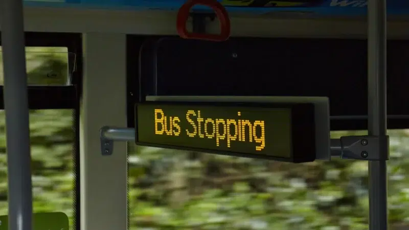 Afficheur LED intérieur de bus signalant l'arrêt demandé par un voyageur